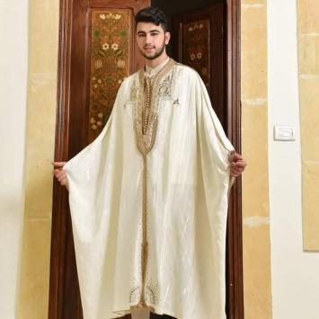 La jebba est un vêtement ample qui constitue la pièce principale du costume traditionnel masculin en Tunisie Fabriqué en laine