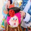 Des Jouets En Peluche Faits à La Main Sont Vendus à La Foire Artisanale Une Femme Met Un Béret Sur Une Poupée