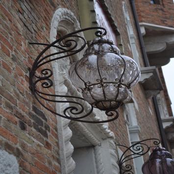 Les lampes suspendues en verre soufflé à Venise.