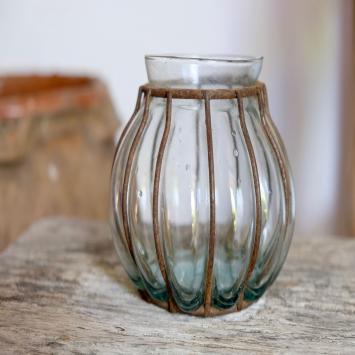 Vase soufflé à la bouche, tout en rondeur dans une armature en fer.
L’irrégularité du verre ainsi que les petites bulles laisse à penser que cette pièce est faite main par un artisan.
Couleur caramel claire.
Monture noire légèrement corrodée.
Base stable.
Fêlure accidentelle en le nettoyant.
Pas de signature.
Traces d'usures.
État moyen à cause de la fêlure.