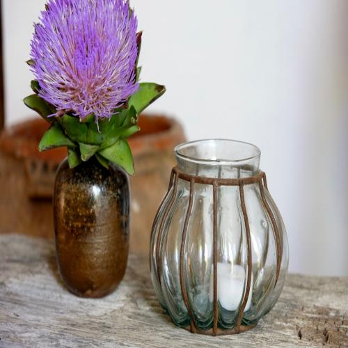 Vase soufflé à la bouche, tout en rondeur dans une armature en fer.
L’irrégularité du verre ainsi que les petites bulles laisse à penser que cette pièce est faite main par un artisan.
Couleur caramel claire.
Monture noire légèrement corrodée.
Base stable.
Fêlure accidentelle en le nettoyant.
Pas de signature.
Traces d'usures.
État moyen à cause de la fêlure.