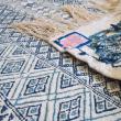 Ce  margoum s’accorde parfaitement aux intérieurs authentiques comme contemporains. Fabriqué en Tunisie, plus précisément dans la région de kef, ce tapis inspiré d’un artisanat de caractère est composé de 100% de laine naturelle. La laine étant une matière très résistante et facile d’entretien, ce tapis sera votre allié décoration et confort.