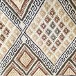 Ce  margoum s’accorde parfaitement aux intérieurs authentiques comme contemporains. Fabriqué en Tunisie, plus précisément dans la région de kef, ce tapis inspiré d’un artisanat de caractère est composé de 100% de laine naturelle. La laine étant une matière très résistante et facile d’entretien, ce tapis sera votre allié décoration et confort.